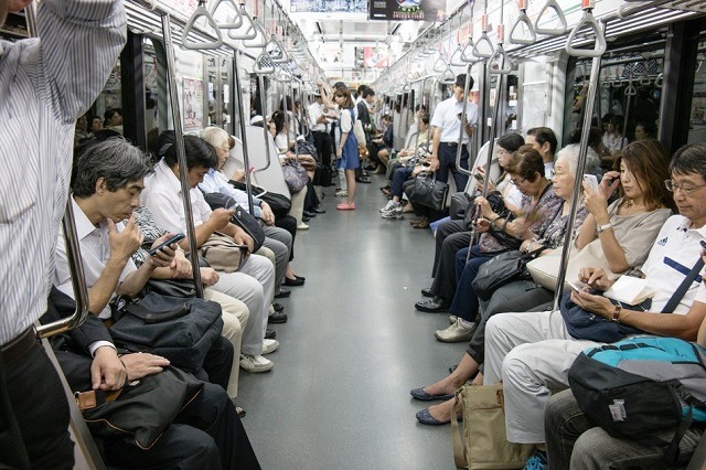 how to meet girls in tokyo on trains